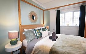 4 Bedroom House Near Manchester Airport, Wythenshawe Hospital And Trafford Centre